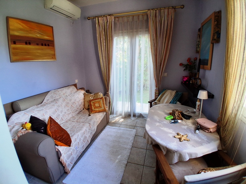 Κωδικός 87718 Μαραθώνας Μεζονέτα 92 τ.μ. πολύ κοντά στην θάλασσα. Διαθέτει3 υπνοδωμάτια ,κουζίνα, μπάνια 2 , καθιστικό με τζάκι, air condition , οικόπεδο 700 τ.μ. 50 μέτρα από θάλασσα. Ενεργειακή κλάση αναμένεται. Τιμή 390,000 ευρώ μαρ1