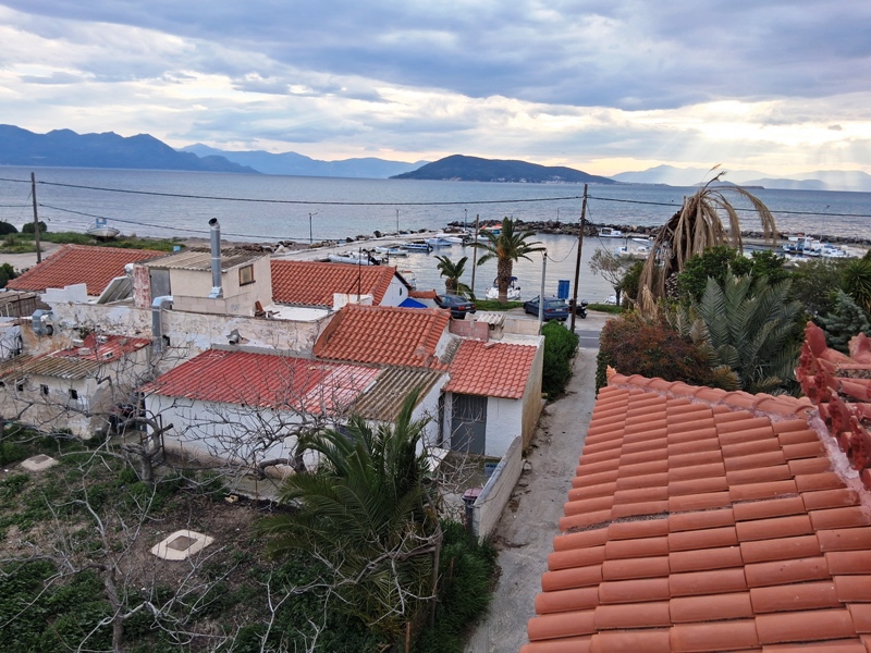 Κωδικός 87720 Φάρος παραθαλάσσια Βίλλα 245 τ.μ. στο λιμάνι του Φάρου 1500 μέτρα από κεντρικό λιμάνι Αίγινας.Διαθέτει 7 υπνοδωμάτια 3 μπάνια, κουζίνες ,2 σαλόνια , ενεργειακή κλάση Δ ,ξενώνα, οικόπεδο με δέντρα και λουλούδια. Τιμή 950,000 ευρώ φαρ1