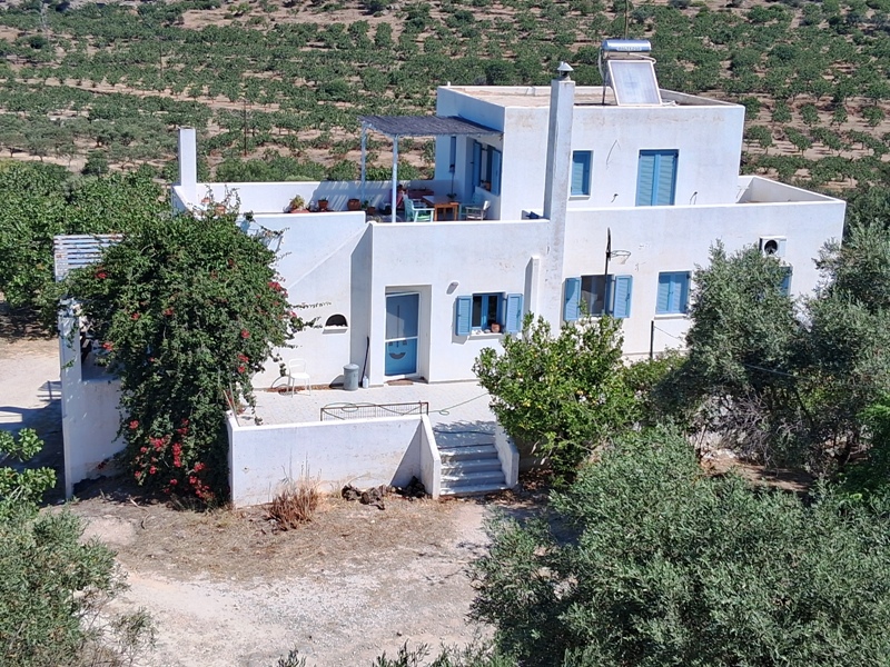 Κωδικός 87733 Βροχεία Βίλλα 350 τ,μ, με ξενώνα. Οικόπεδο 4500 τ.μ., θέα ηλιοβασίλεμα. το σπίτι διαθέτει 9υπνοδωμάτια,4τουλέτες 4 κουζίνες ,καθιστικά 4,Ενεργειακή κλάση αναμένεται. Τιμή 650,000 ευρώ 20260626_105800.jpg