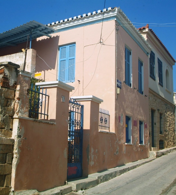 Κωδικός 87395 ΑΙΓΙΝΑ Μονοκατοικία 95 τμ σε οικόπεδο  240 τμ στο κέντρο της πόλης πολύ κοντά στο λιμάνι