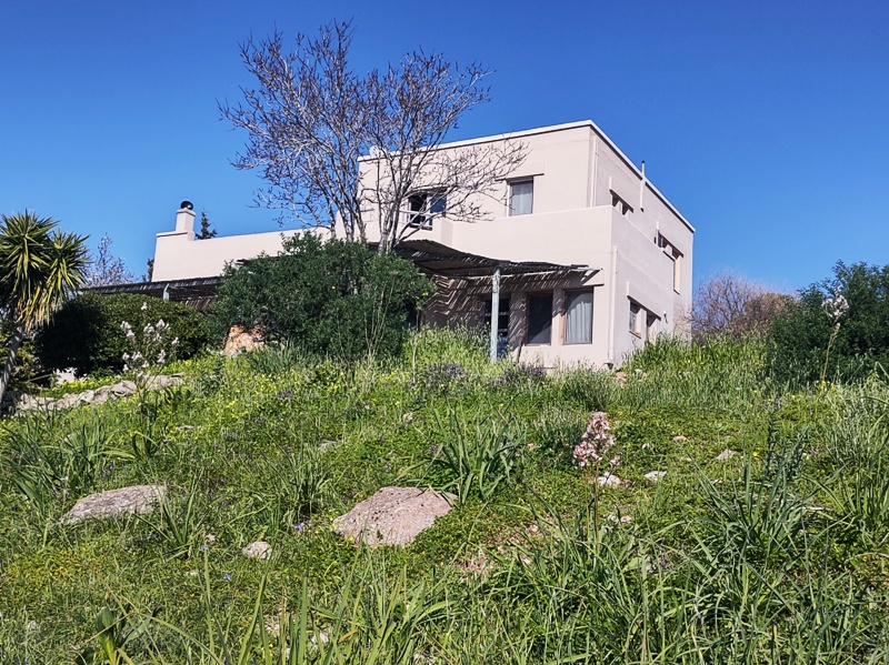 Κωδικός 87691 Τζίκηδες Βίλλα 200 τ.μ. σε οικόπεδο 5140 τ.μ. και απίστευτη θέα Σαρωνικού .Διαθέτει 4 υπνοδωμάτια, κουζίνα 1 , μπάνια 2 καθιστικό , στούντιο με κουζίνα και μπάνιο , ενεργειακή κλάση αναμένεται , καλοριφέρ air condition . Τιμή 980,000 ευρώ , τζι1